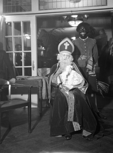 852796 Afbeelding van Sinterklaas en Zwarte Piet, tijdens de viering van het sinterklaasfeest.